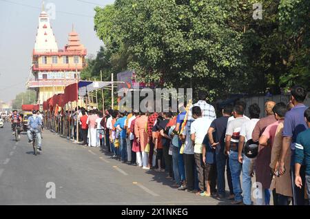 Inde. 17 avril 2024. PATNA, INDE - 17 AVRIL : des dévots en file d'attente pour avoir adoré le seigneur Ram et Hanuman à l'extérieur de Rajvanshi Nagar Panchrupi Mandir à l'occasion du festival Ramnavami le 17 avril 2024 à Patna, Inde. (Photo de Santosh Kumar/Hindustan Times/Sipa USA) crédit : Sipa USA/Alamy Live News Banque D'Images