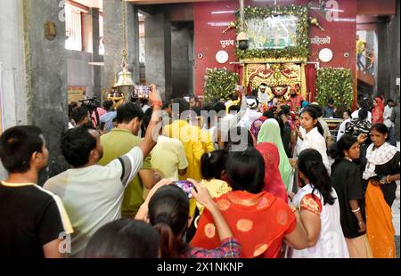 Inde. 17 avril 2024. PATNA, INDE - 17 AVRIL : des dévots en file d'attente pour avoir adoré le seigneur Ram et Hanuman au Mahavir Mandir à l'occasion du festival Ramnavami le 17 avril 2024 à Patna, en Inde. (Photo de Santosh Kumar/Hindustan Times/Sipa USA) crédit : Sipa USA/Alamy Live News Banque D'Images