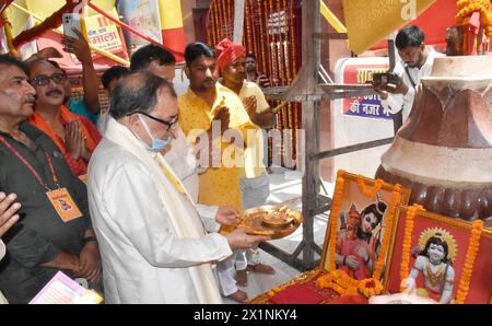 Inde. 17 avril 2024. PATNA, INDE - 17 AVRIL : Acharya Kishore Kunal avec des dévots adorant seigneur Ram à Mahavir Mandir à l'occasion du festival Ramnavami le 17 avril 2024 à Patna, Inde. (Photo de Santosh Kumar/Hindustan Times/Sipa USA) crédit : Sipa USA/Alamy Live News Banque D'Images