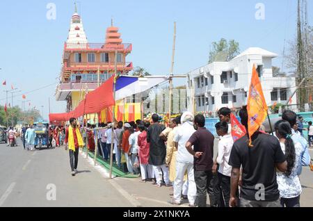 Inde. 17 avril 2024. PATNA, INDE - 17 AVRIL : des dévots en file d'attente pour avoir adoré le seigneur Ram et Hanuman à l'extérieur de Rajvanshi Nagar Panchrupi Mandir à l'occasion du festival Ramnavami le 17 avril 2024 à Patna, Inde. (Photo de Santosh Kumar/Hindustan Times/Sipa USA) crédit : Sipa USA/Alamy Live News Banque D'Images