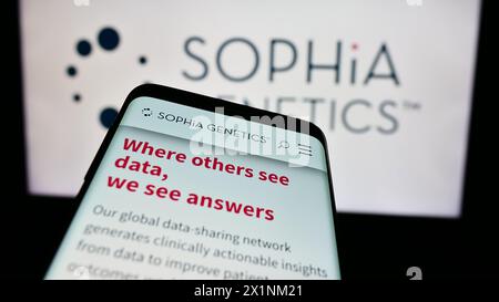 Téléphone portable avec le site web de la société suisse de logiciels de santé Sophia Genetics sa devant le logo de l'entreprise. Concentrez-vous sur le coin supérieur gauche de l'écran du téléphone. Banque D'Images