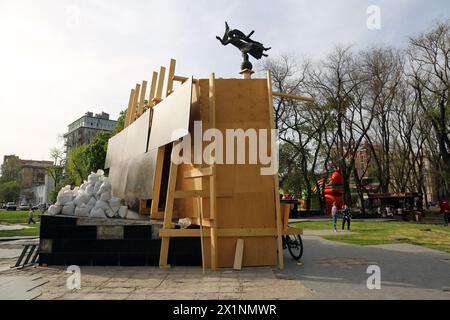 Monument à Antin Holovaty vu sur la place Starobazarny dans les structures défensives. Selon le programme de l'UNESCO pour la préservation du patrimoine culturel de l'Ukraine, pendant la guerre en cours avec la Fédération de Russie, il a été décidé de couvrir le monument à Antin Holovaty dans des structures de protection qui le sauveront de la destruction possible des bombardements. Antin Holovaty ou Anton Golovaty était un chef cosaque zaporozhian éminent qui, après la destruction du Sich zaporozhian, a été une figure clé dans la formation du Cosaque de la mer Noire Host et leur réinstallation ultérieure au Kuban Regi Banque D'Images