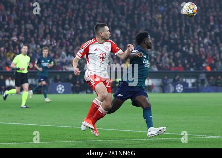 Fussball Champions League Viertelfinale FC Bayern Muenchen - FC Arsenal AM 17.04.2024 in der Allianz Arena in Muenchen Raphael Guerreiro ( Muenchen ), links - Bukayo Saka ( Londres ), rechts Foto : Revierfoto Banque D'Images