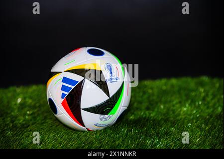 BERLIN, ALLEMAGNE, 17 AVRIL 2024 : Adidas Fussballliebe : symbole de passion et de précision pour le tournoi européen Euro 2024 en Allemagne Banque D'Images