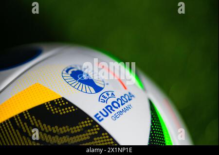 STUTTGART, ALLEMAGNE, 17 AVRIL 2024 : logo de l'Euro 2024 en Allemagne. Détail à officiel Adidas ballon de football Fussballliebe pour Euro 2024 placé sur vert gr Banque D'Images