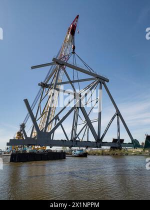 Dundalk (États-Unis d'Amérique). 16 avril 2024. Dundalk (États-Unis d'Amérique). 16 avril 2024. Les opérateurs de sauvetage du corps of Engineers de l'armée américaine utilisent la barge grue Chesapeake 1000 pour déplacer un gros morceau d'acier de soutien du pont Francis Scott Key, effondré, le 16 avril 2024, près de Dundalk, Maryland. Le pont a été heurté par le porte-conteneurs de 984 pieds le 26 mars et s'est effondré tuant six travailleurs. Crédit : Charles Delano/US Army/Alamy Live News Banque D'Images