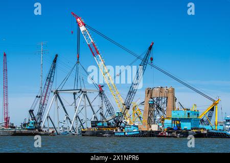 Dundalk (États-Unis d'Amérique). 16 avril 2024. Dundalk (États-Unis d'Amérique). 16 avril 2024. Les opérateurs de sauvetage du Commandement unifié utilisent la barge-grue Chesapeake 1000 pour déplacer une portion de 300 tonnes de fermes d'acier du pont Francis Scott Key qui bloque le chenal de Fort McHenry, le 16 avril 2024, près de Dundalk, Maryland. Le pont a été heurté par le porte-conteneurs de 984 pieds le 26 mars et s'est effondré tuant six travailleurs. Crédit : PO2 Ronald Hodges/US Coast Guard/Alamy Live News Banque D'Images