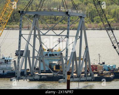 Dundalk (États-Unis d'Amérique). 16 avril 2024. Dundalk (États-Unis d'Amérique). 16 avril 2024. Les opérateurs de sauvetage du corps of Engineers de l'armée américaine utilisent la barge grue Chesapeake 1000 pour déplacer un gros morceau d'acier de soutien du pont Francis Scott Key, effondré, le 16 avril 2024, près de Dundalk, Maryland. Le pont a été heurté par le porte-conteneurs de 984 pieds le 26 mars et s'est effondré tuant six travailleurs. Crédit : Charles Delano/US Army/Alamy Live News Banque D'Images