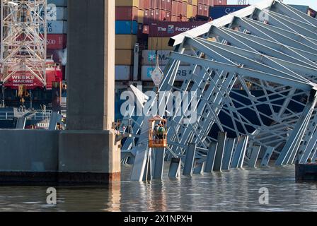 Dundalk (États-Unis d'Amérique). 16 avril 2024. Dundalk (États-Unis d'Amérique). 16 avril 2024. Les opérateurs de sauvetage du Commandement unifié utilisent un chalumeau de coupe spécialisé pour enlever une section de ferme d'acier du pont Francis Scott Key effondré dans le chenal de Fort McHenry, le 16 avril 2024, près de Dundalk, Maryland. Le pont a été heurté par le porte-conteneurs MV Dali de 984 pieds le 26 mars et s'est effondré tuant six travailleurs. Crédit : Dylan Burnell/US Army/Alamy Live News Banque D'Images