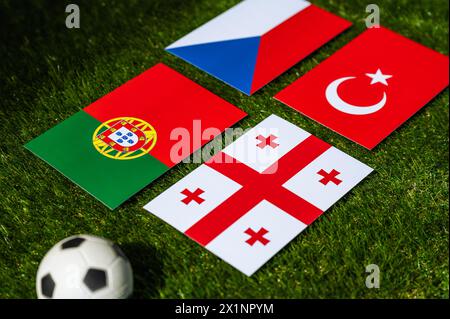 Tournoi de football en Allemagne 2024 : Groupe F et drapeaux nationaux de Turquie, Géorgie, Portugal, République tchèque et ballon de football sur herbe verte Banque D'Images