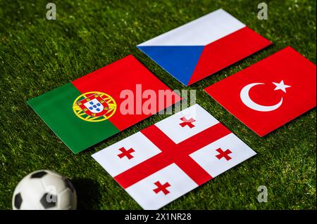 Turquie, Géorgie, Portugal, République tchèque drapeau et ballon de football sur herbe verte. Groupe F au tournoi d'été 2024 en Allemagne Banque D'Images