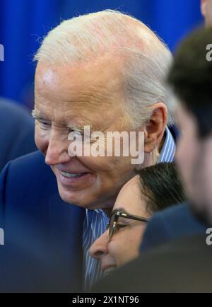 Pittsburgh, États-Unis. 17 avril 2024. Le président Joe Biden pose pour des photos de téléphone portable après son allocution au siège des travailleurs de United Steelers à Pittsburgh dans le cadre d'un voyage de trois jours à travers la Pennsylvanie le mercredi 17 avril 2024. Photo par Archie Carpenter/UPI. Crédit : UPI/Alamy Live News Banque D'Images