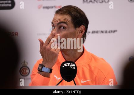 Barcelone, Espagne. 17 avril 2024. RAFAEL NADAL d'Espagne prend la parole lors d'une conférence de presse le troisième jour et deuxième tour de Barcelona Open Banc Sabadell Trofeo Conde de Godo. (Crédit image : © Marti Segura Ramoneda/ZUMA Press Wire) USAGE ÉDITORIAL SEULEMENT! Non destiné à UN USAGE commercial ! Banque D'Images