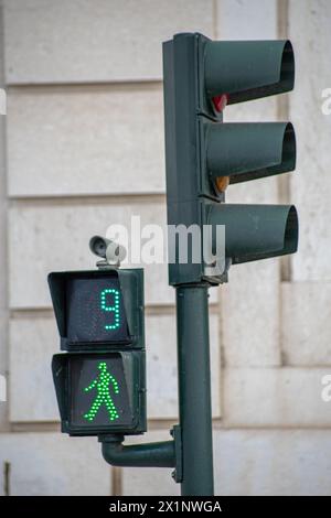 Feu vert pour piétons compte à rebours en 9 secondes à Lisbonne Banque D'Images