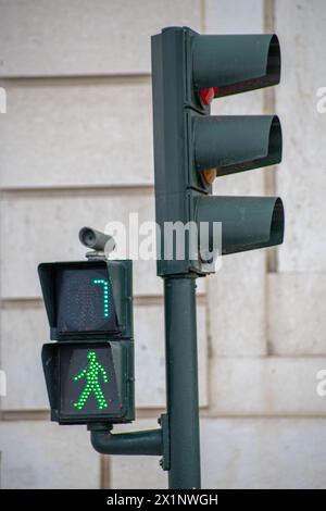 Feu vert pour piétons compte à rebours en 7 secondes à Lisbonne Banque D'Images