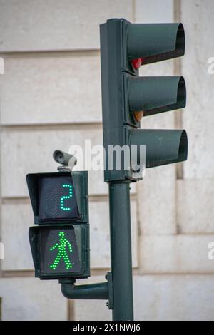 Feu vert pour piétons compte à rebours en 2 secondes à Lisbonne Banque D'Images