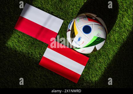 LEIPZIG, ALLEMAGNE, 17 AVRIL 2024 : Pologne vs Autriche, Euro 2024 Groupe d match de football à l'Olympiastadion, Berlin, 21 juin 2024, ballon officiel sur vert Banque D'Images