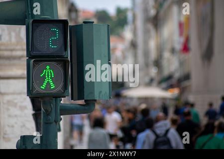 Feu vert pour piétons compte à rebours en 2 secondes à Lisbonne Banque D'Images