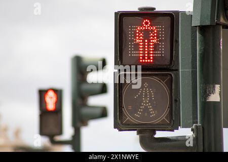 Feu rouge de passage pour piétons avec arrière-plan flou d'un autre feu de circulation Banque D'Images