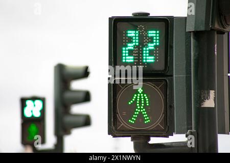 Feu vert pour piétons compte à rebours en 22 secondes à Lisbonne Banque D'Images