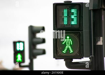 Feu vert pour piétons compte à rebours en 13 secondes à Lisbonne Banque D'Images