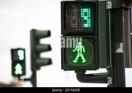 Feu vert pour piétons compte à rebours en 9 secondes à Lisbonne Banque D'Images