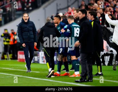 Thomas Tuchel (à gauche), le manager du Bayern Munich, réagit lors du match de deuxième manche en quart de finale de l'UEFA Champions League à l'Allianz Arena de Munich. Date de la photo : mercredi 17 avril 2024. Banque D'Images