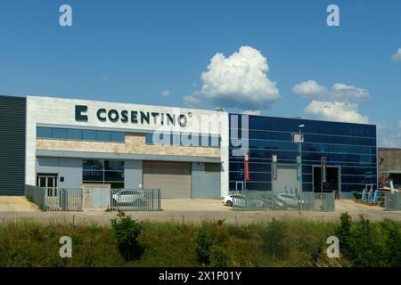 Barcelone, Espagne - 24 mai 2023 : la façade moderne du bâtiment Cosentino avec sa signalisation claire, ses fenêtres teintées de bleu et son ciel couvert de nuages Banque D'Images