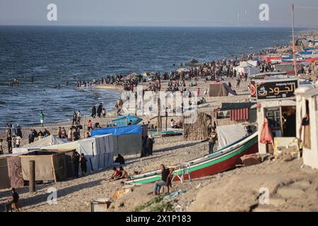 Gaza, Gaza, Palestine. 17 avril 2024. Les Palestiniens déplacés se détendent sur la mer de Deir al-Balah (crédit image : © Saher Alghorra/ZUMA Press Wire) USAGE ÉDITORIAL SEULEMENT! Non destiné à UN USAGE commercial ! Banque D'Images