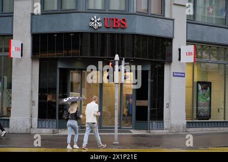 Anton Geisser 01.04.2024 ZH. Schweiz. Bild : Banque UBS. Schweizer Fahne logo Schriftzug Ampel auf Rot *** Anton Geisser 01 04 2024 ZH Suisse Banque d'images UBS logo drapeau suisse lettrage feu rouge Banque D'Images