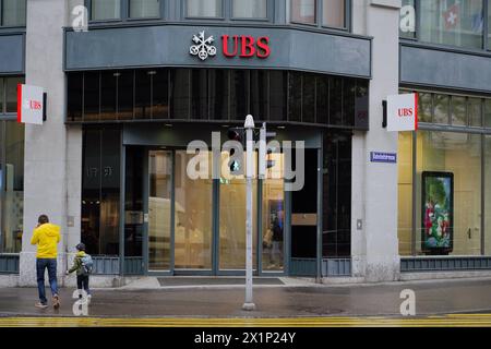 Anton Geisser 01.04.2024 ZH. Schweiz. Bild : Banque UBS. Schweizer Fahne logo Schriftzug Ampel auf Gruen *** Anton Geisser 01 04 2024 ZH Suisse Banque d'images UBS logo drapeau suisse lettrage feu de signalisation sur vert Banque D'Images