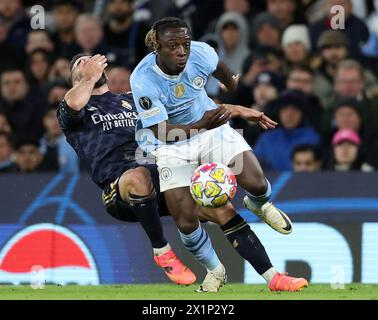 Stade Etihad, Manchester, Royaume-Uni. 17 avril 2024. Champions League Football, quart de finale, Manchester City contre Real Madrid ; Daniel Carvajal du Real Madrid est faussé par Jeremy Doku de Manchester City crédit : action plus Sports/Alamy Live News Banque D'Images