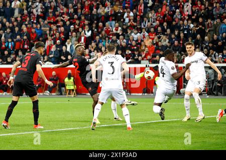 Leverkusen, Deutschland, UEFA Europa League, Bayer 04 Leverkusen : West Ham United FC 2-0 Viertelfinale, quarts de finale 11. 04. 2024 in der Bay Arena in Leverkusen Victor BONIFACE (LEV) 2.v.Li.- Foto : Norbert Schmidt, Duesseldorf Banque D'Images