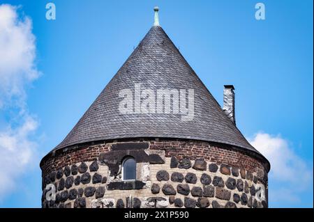 toit conique sur une tour de la muraille médiévale partiellement préservée de cologne Banque D'Images