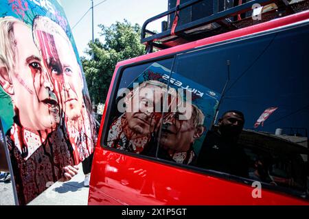 Naplouse, Palestine. 17 avril 2024. Un palestinien tient une pancarte pendant une manifestation contre les massacres commis par les forces israéliennes dans la ville de Gaza. Crédit : SOPA images Limited/Alamy Live News Banque D'Images