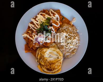 La cuisine traditionnelle chilaquiles mexicaine pour le petit déjeuner au Mexique. Vue de dessus sur la table plate. Banque D'Images