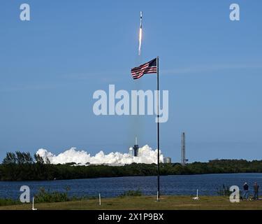 Exposition chronométrée d'une fusée SpaceX Falcon 9 alors qu'elle lance 23 satellites Starlink sur la Mission 6-51 depuis le complexe de lancement 39 au Kennedy Space Center, en Floride, le mercredi 17 avril 2024. Photo de Joe Marino/UPI crédit : UPI/Alamy Live News Banque D'Images