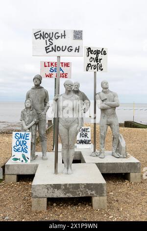 Une vue générale de la sculpture 'sirènes des eaux usées' de Jason deCaires Taylor devant l'Old Neptune public House à Whitstable, Kent, Angleterre le jeudi 11 avril 2024. (Photo : Mark Fletcher | mi News) Banque D'Images