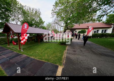 Bucarest, Roumanie. 17 avril 2024 : ouverture du Centre de jour pour les enfants réfugiés d'Ukraine dont les mères travaillent ou veulent trouver un emploi. Le centre est ouvert par la Fondation Save the Children Roumanie pour 40 enfants, âgés de 6 à 11 ans, et pour soutenir les mères réfugiées d'Ukraine afin qu'elles puissent laisser leurs enfants en toute sécurité pendant qu'elles sont au travail, compte tenu du fait que trois parents ukrainiens sur cinq ne pouvaient pas trouver d'emploi en Roumanie, la plupart d'entre eux invoquant la barrière de la langue ou la nécessité de s'occuper d'un membre de la famille. Depuis le déclenchement de la crise en Ukraine jusqu'à maintenant, Save t Banque D'Images