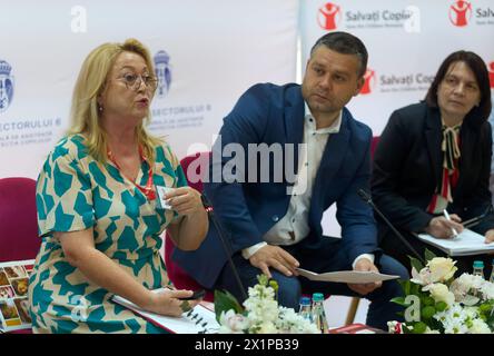 Bucarest, Roumanie. 17 avril 2024 : Gabriela Alexandrescu (l), présidente exécutive de Save the Children Romania Foundation, parle lors de l'ouverture du Centre de jour pour les enfants réfugiés d'Ukraine dont les mères travaillent ou veulent trouver un emploi. Le centre ouvert par la Fondation Save the Children Roumanie pour 40 enfants, âgés de 6 à 11 ans, et de soutenir les mères réfugiées d’Ukraine afin qu’elles puissent laisser leurs enfants en toute sécurité pendant qu’ils sont au travail, en tenant compte du fait que trois parents ukrainiens sur cinq n’ont pas pu trouver un emploi en Roumanie, la plupart d’entre eux invoquant la barrière de la langue ou le Banque D'Images