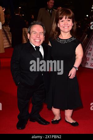 Photo datée du 21/01/15 de Warwick Davies avec sa femme Samantha Davis arrivant pour les National Television Awards 2015 à l'O2 Arena, Londres. Samantha Davis, l'épouse de Warwick Davis, acteur de Star Wars et Harry Potter, est décédée à l'âge de 53 ans. Date d'émission : mercredi 17 avril 2024. Banque D'Images