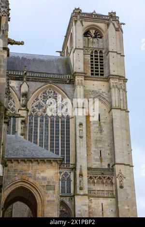 Kirchturm Tour du Cavalier und Seitenportal porche royale, romanisch-gotische Kathedrale Saint-Julien du Mans, le Mans, Departement Sarthe, Region pays de la Loire, Frankreich *** Tour d'église Tour du Cavalier et portail latéral Porche royale, Cathédrale gothique romane Saint Julien du Mans, le Mans, département Sarthe, region pays de la Loire, France Banque D'Images