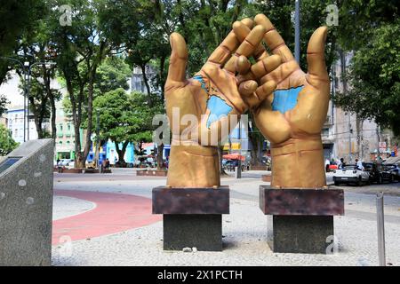 salvador, bahia, brésil - 17 mars 2024 : vue de sculpture à la main sur la place Marechal Deodoro dans la ville de Salvador. Banque D'Images