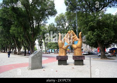 salvador, bahia, brésil - 17 mars 2024 : vue de sculpture à la main sur la place Marechal Deodoro dans la ville de Salvador. Banque D'Images