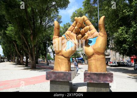 salvador, bahia, brésil - 17 mars 2024 : vue de sculpture à la main sur la place Marechal Deodoro dans la ville de Salvador. Banque D'Images