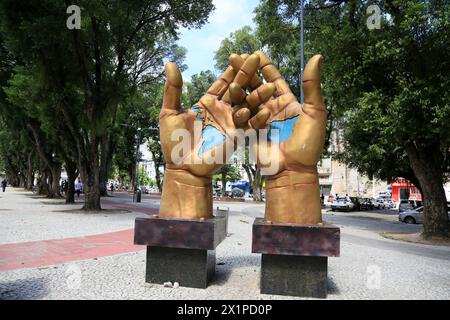 salvador, bahia, brésil - 17 mars 2024 : vue de sculpture à la main sur la place Marechal Deodoro dans la ville de Salvador. Banque D'Images