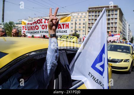 Athènes, Grèce. 17 avril 2024. Un chauffeur de taxi fait le signe de la victoire lors du rassemblement de protestation des chauffeurs de taxi. Des milliers de personnes sont descendues dans les rues de la capitale grecque lors d’une grève nationale de 24 heures condamnant la montée de la pauvreté et la flambée de l’inflation exigeant des augmentations de salaires et le rétablissement des conventions collectives de travail. Crédit : Dimitris Aspiotis/Alamy Live News Banque D'Images