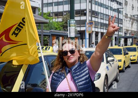 Athènes, Grèce. 17 avril 2024. Une femme chauffeur de taxi fait le signe de la victoire lors du rassemblement de protestation des chauffeurs de taxi. Des milliers de personnes sont descendues dans les rues de la capitale grecque lors d’une grève nationale de 24 heures condamnant la montée de la pauvreté et la flambée de l’inflation exigeant des augmentations de salaires et le rétablissement des conventions collectives de travail. Crédit : Dimitris Aspiotis/Alamy Live News Banque D'Images