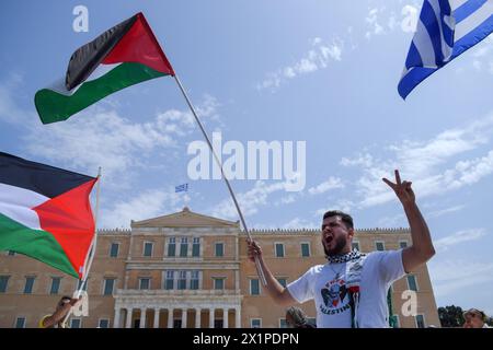 Athènes, Grèce. 17 avril 2024. Les manifestants brandissent le drapeau palestinien devant le parlement grec en criant « Palestine libre ». Des milliers de personnes sont descendues dans les rues de la capitale grecque lors d’une grève nationale de 24 heures condamnant la montée de la pauvreté et la flambée de l’inflation exigeant des augmentations de salaires et la restauration des conventions collectives de travail. Crédit : Dimitris Aspiotis/Alamy Live News Banque D'Images