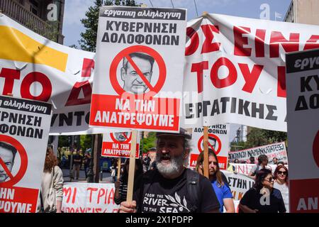 Athènes, Grèce. 17 avril 2024. Les manifestants défilent avec des pancartes antigouvernementales pendant la grève nationale de 24 heures. Des milliers de personnes sont descendues dans les rues de la capitale grecque lors d’une grève nationale de 24 heures condamnant la montée de la pauvreté et la flambée de l’inflation exigeant des augmentations de salaires et le rétablissement des conventions collectives de travail. Crédit : Dimitris Aspiotis/Alamy Live News Banque D'Images